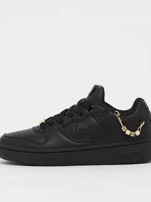 Τα Karl Kani 89 PRM '26 (GS) είναι παιδικά basketball sneakers με μοντέρνο σχεδιασμό και χαρακτηριστική streetwear αισθητική. Ο συνδυασμός μαύρου και χρυσού προσδίδει δυναμική εμφάνιση, ενώ η εξωτερική κατασκευή από συνθετικό υλικό και η εσωτερική επένδυση από ύφασμα προσφέρουν άνεση στην καθημερινή χρήση.