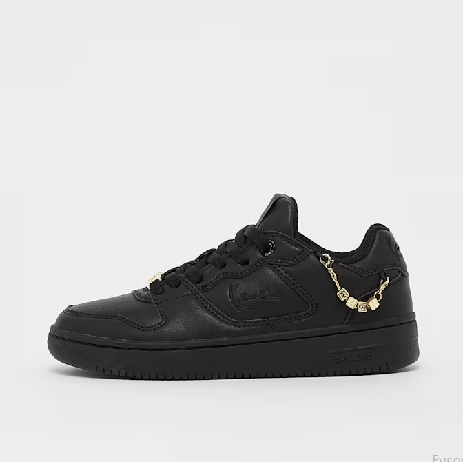 ht Τα Karl Kani 89 PRM '26 (GS) είναι παιδικά basketball sneakers με μοντέρνο σχεδιασμό και χαρακτηριστική streetwear αισθητική. Ο συνδυασμός μαύρου και χρυσού προσδίδει δυναμική εμφάνιση, ενώ η εξωτερική κατασκευή από συνθετικό υλικό και η εσωτερική επένδυση από ύφασμα προσφέρουν άνεση στην καθημερινή χρήση.