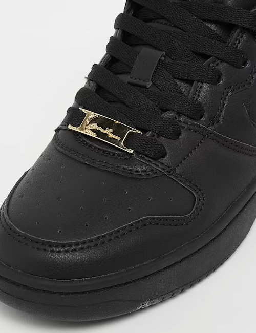 Τα Karl Kani 89 PRM '26 (GS) είναι παιδικά basketball sneakers με μοντέρνο σχεδιασμό και χαρακτηριστική streetwear αισθητική. Ο συνδυασμός μαύρου και χρυσού προσδίδει δυναμική εμφάνιση, ενώ η εξωτερική κατασκευή από συνθετικό υλικό και η εσωτερική επένδυση από ύφασμα προσφέρουν άνεση στην καθημερινή χρήση.