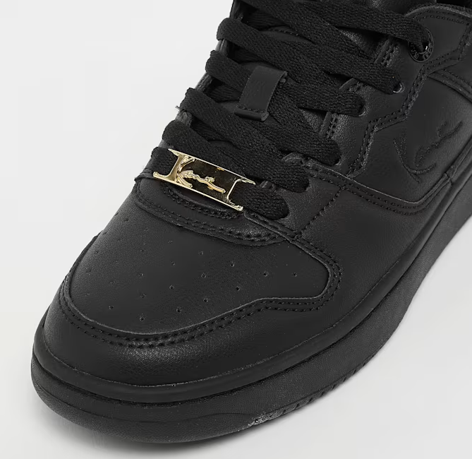 Τα Karl Kani 89 PRM '26 (GS) είναι παιδικά basketball sneakers με μοντέρνο σχεδιασμό και χαρακτηριστική streetwear αισθητική. Ο συνδυασμός μαύρου και χρυσού προσδίδει δυναμική εμφάνιση, ενώ η εξωτερική κατασκευή από συνθετικό υλικό και η εσωτερική επένδυση από ύφασμα προσφέρουν άνεση στην καθημερινή χρήση.