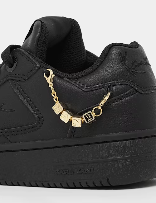 Τα Karl Kani 89 PRM '26 (GS) είναι παιδικά basketball sneakers με μοντέρνο σχεδιασμό και χαρακτηριστική streetwear αισθητική. Ο συνδυασμός μαύρου και χρυσού προσδίδει δυναμική εμφάνιση, ενώ η εξωτερική κατασκευή από συνθετικό υλικό και η εσωτερική επένδυση από ύφασμα προσφέρουν άνεση στην καθημερινή χρήση.