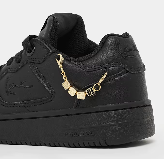 Τα Karl Kani 89 PRM '26 (GS) είναι παιδικά basketball sneakers με μοντέρνο σχεδιασμό και χαρακτηριστική streetwear αισθητική. Ο συνδυασμός μαύρου και χρυσού προσδίδει δυναμική εμφάνιση, ενώ η εξωτερική κατασκευή από συνθετικό υλικό και η εσωτερική επένδυση από ύφασμα προσφέρουν άνεση στην καθημερινή χρήση.
