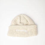 Rusty – Feelin A Little Fuzzy Beanie Το Feelin A Little Fuzzy Beanie της Rusty είναι ένα ζεστό και άνετο σκουφάκι, ιδανικό για τις κρύες ημέρες. Η απαλή πλεκτή κατασκευή του προσφέρει ευχάριστη αίσθηση και ζεστασιά, ενώ ο κλασικός σχεδιασμός με γυριστό τελείωμα το καθιστά ένα διαχρονικό και εύκολο αξεσουάρ για κάθε χειμερινό look.