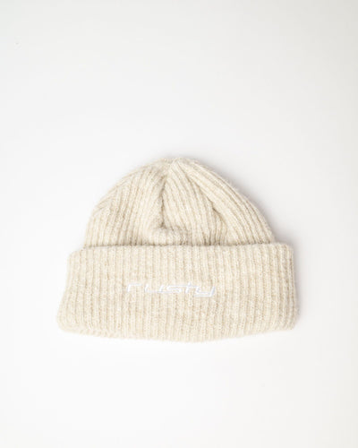 Rusty – Feelin A Little Fuzzy Beanie Το Feelin A Little Fuzzy Beanie της Rusty είναι ένα ζεστό και άνετο σκουφάκι, ιδανικό για τις κρύες ημέρες. Η απαλή πλεκτή κατασκευή του προσφέρει ευχάριστη αίσθηση και ζεστασιά, ενώ ο κλασικός σχεδιασμός με γυριστό τελείωμα το καθιστά ένα διαχρονικό και εύκολο αξεσουάρ για κάθε χειμερινό look.