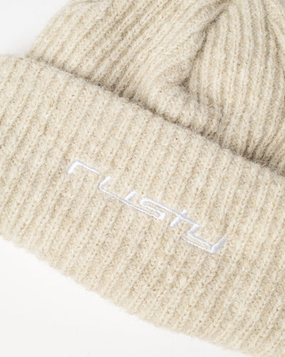 Rusty – Feelin A Little Fuzzy Beanie Το Feelin A Little Fuzzy Beanie της Rusty είναι ένα ζεστό και άνετο σκουφάκι, ιδανικό για τις κρύες ημέρες. Η απαλή πλεκτή κατασκευή του προσφέρει ευχάριστη αίσθηση και ζεστασιά, ενώ ο κλασικός σχεδιασμός με γυριστό τελείωμα το καθιστά ένα διαχρονικό και εύκολο αξεσουάρ για κάθε χειμερινό look.