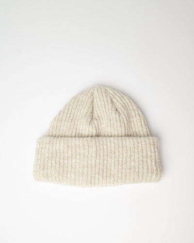 Rusty – Feelin A Little Fuzzy Beanie Το Feelin A Little Fuzzy Beanie της Rusty είναι ένα ζεστό και άνετο σκουφάκι, ιδανικό για τις κρύες ημέρες. Η απαλή πλεκτή κατασκευή του προσφέρει ευχάριστη αίσθηση και ζεστασιά, ενώ ο κλασικός σχεδιασμός με γυριστό τελείωμα το καθιστά ένα διαχρονικό και εύκολο αξεσουάρ για κάθε χειμερινό look.