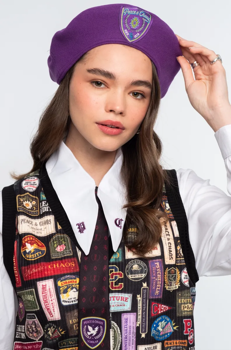 Το Elite Beret της Peace + Chaos αποτελεί ένα διαχρονικό αξεσουάρ που προσθέτει ξεχωριστό χαρακτήρα στις φθινοπωρινές εμφανίσεις. Ο κλασικός σχεδιασμός του συνδυάζεται με σύγχρονες λεπτομέρειες, δημιουργώντας έναν μπερέ που μπορεί να ολοκληρώσει εύκολα διαφορετικά outfits.