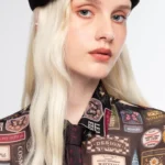 Το Elite Beret της Peace + Chaos αποτελεί ένα διαχρονικό αξεσουάρ που προσθέτει ξεχωριστό χαρακτήρα στις φθινοπωρινές εμφανίσεις. Ο κλασικός σχεδιασμός του συνδυάζεται με σύγχρονες λεπτομέρειες, δημιουργώντας έναν μπερέ που μπορεί να ολοκληρώσει εύκολα διαφορετικά outfits.