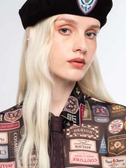 Το Elite Beret της Peace + Chaos αποτελεί ένα διαχρονικό αξεσουάρ που προσθέτει ξεχωριστό χαρακτήρα στις φθινοπωρινές εμφανίσεις. Ο κλασικός σχεδιασμός του συνδυάζεται με σύγχρονες λεπτομέρειες, δημιουργώντας έναν μπερέ που μπορεί να ολοκληρώσει εύκολα διαφορετικά outfits.
