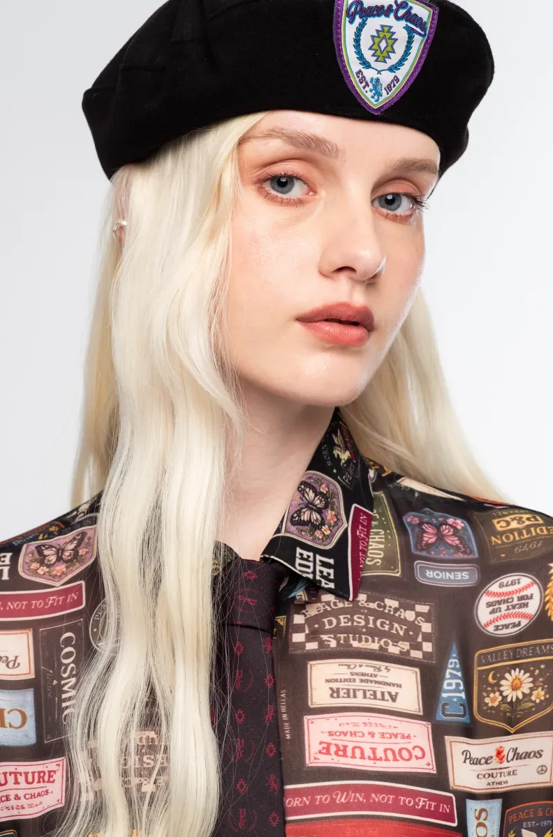 w26001_10 Το Elite Beret της Peace + Chaos αποτελεί ένα διαχρονικό αξεσουάρ που προσθέτει ξεχωριστό χαρακτήρα στις φθινοπωρινές εμφανίσεις. Ο κλασικός σχεδιασμός του συνδυάζεται με σύγχρονες λεπτομέρειες, δημιουργώντας έναν μπερέ που μπορεί να ολοκληρώσει εύκολα διαφορετικά outfits.