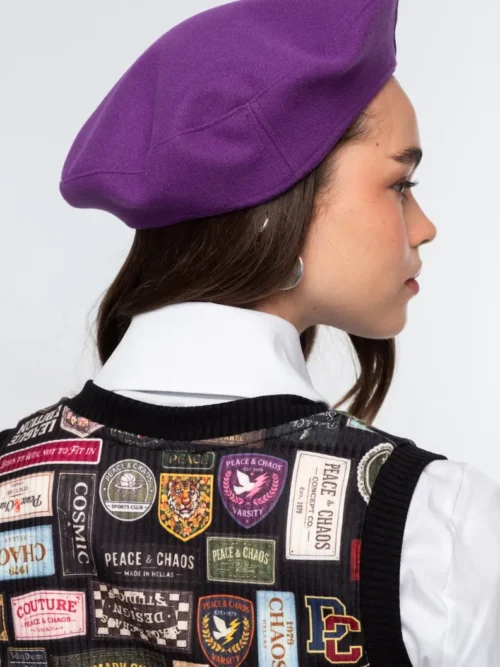 Το Elite Beret της Peace + Chaos αποτελεί ένα διαχρονικό αξεσουάρ που προσθέτει ξεχωριστό χαρακτήρα στις φθινοπωρινές εμφανίσεις. Ο κλασικός σχεδιασμός του συνδυάζεται με σύγχρονες λεπτομέρειες, δημιουργώντας έναν μπερέ που μπορεί να ολοκληρώσει εύκολα διαφορετικά outfits.