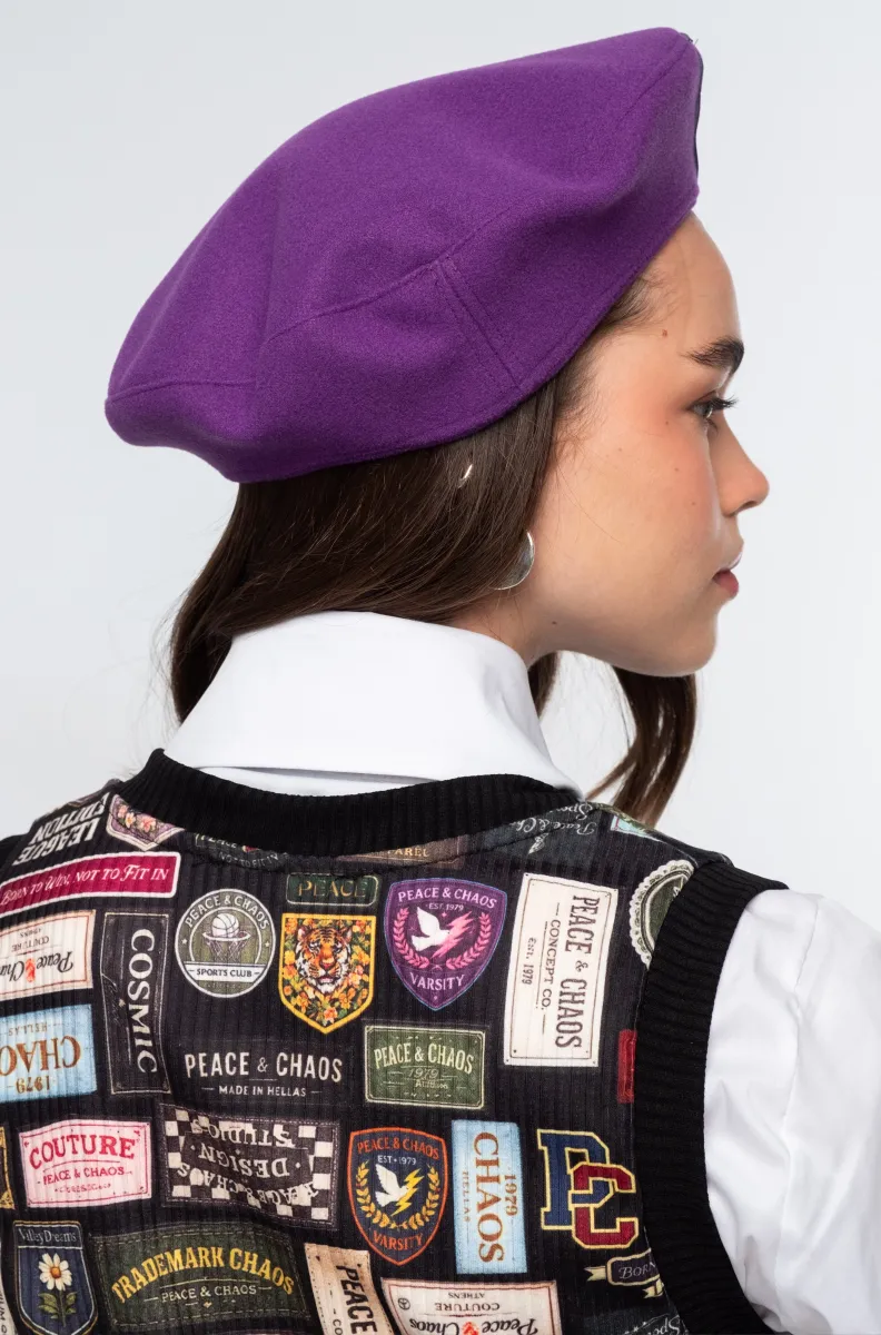 Το Elite Beret της Peace + Chaos αποτελεί ένα διαχρονικό αξεσουάρ που προσθέτει ξεχωριστό χαρακτήρα στις φθινοπωρινές εμφανίσεις. Ο κλασικός σχεδιασμός του συνδυάζεται με σύγχρονες λεπτομέρειες, δημιουργώντας έναν μπερέ που μπορεί να ολοκληρώσει εύκολα διαφορετικά outfits.