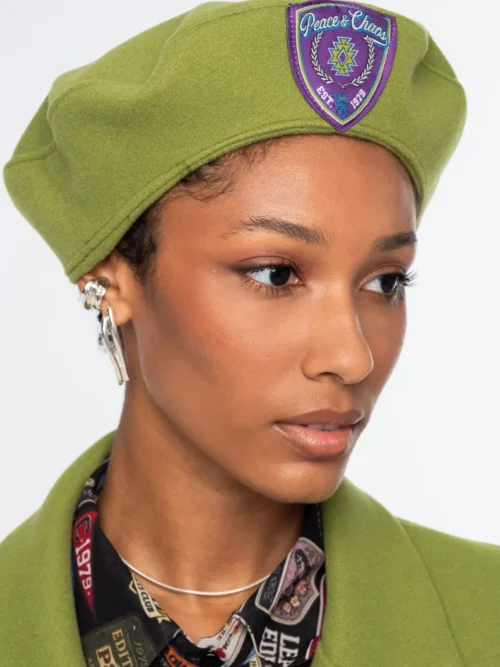 Το Elite Beret της Peace + Chaos αποτελεί ένα διαχρονικό αξεσουάρ που προσθέτει ξεχωριστό χαρακτήρα στις φθινοπωρινές εμφανίσεις. Ο κλασικός σχεδιασμός του συνδυάζεται με σύγχρονες λεπτομέρειες, δημιουργώντας έναν μπερέ που μπορεί να ολοκληρώσει εύκολα διαφορετικά outfits.