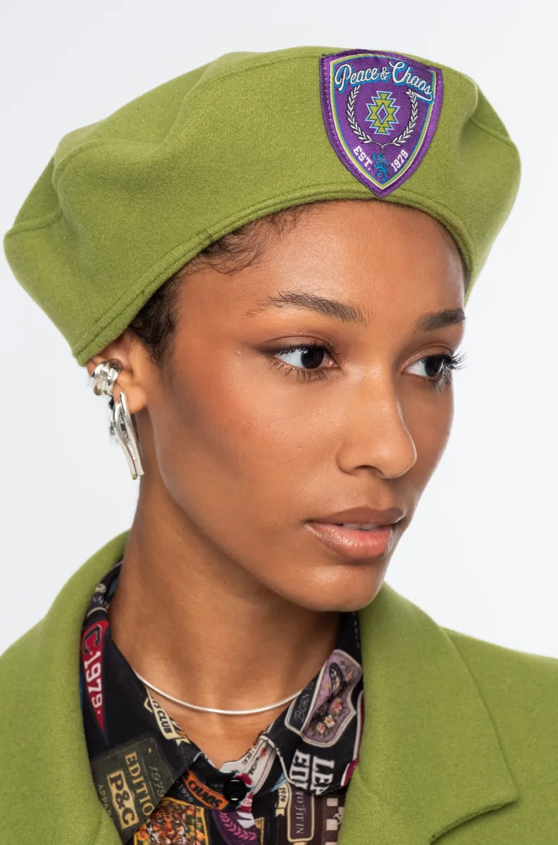 Το Elite Beret της Peace + Chaos αποτελεί ένα διαχρονικό αξεσουάρ που προσθέτει ξεχωριστό χαρακτήρα στις φθινοπωρινές εμφανίσεις. Ο κλασικός σχεδιασμός του συνδυάζεται με σύγχρονες λεπτομέρειες, δημιουργώντας έναν μπερέ που μπορεί να ολοκληρώσει εύκολα διαφορετικά outfits.