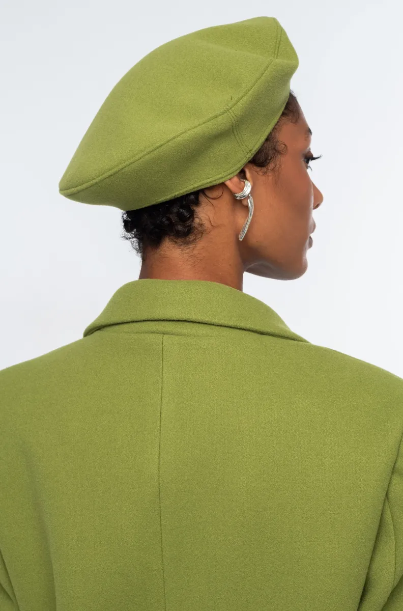 Το Elite Beret της Peace + Chaos αποτελεί ένα διαχρονικό αξεσουάρ που προσθέτει ξεχωριστό χαρακτήρα στις φθινοπωρινές εμφανίσεις. Ο κλασικός σχεδιασμός του συνδυάζεται με σύγχρονες λεπτομέρειες, δημιουργώντας έναν μπερέ που μπορεί να ολοκληρώσει εύκολα διαφορετικά outfits.