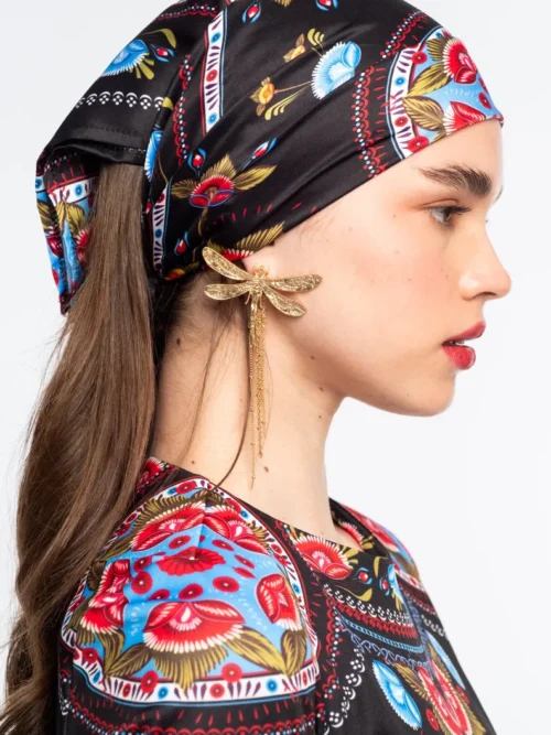 Το Essence Scarf της Peace + Chaos είναι ένα ιδιαίτερο σατέν μαντήλι που συνδυάζει κομψότητα και artistic αισθητική. Το ξεχωριστό print παρουσιάζει stylised floral μοτίβα και medallions, τα οποία περιβάλλονται από διακοσμητικά borders. Παράλληλα, το μαύρο φόντο δημιουργεί μια μυστηριώδη ατμόσφαιρα και κάνει τα μοτίβα να ξεχωρίζουν.