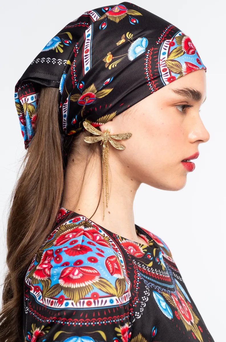 Το Essence Scarf της Peace + Chaos είναι ένα ιδιαίτερο σατέν μαντήλι που συνδυάζει κομψότητα και artistic αισθητική. Το ξεχωριστό print παρουσιάζει stylised floral μοτίβα και medallions, τα οποία περιβάλλονται από διακοσμητικά borders. Παράλληλα, το μαύρο φόντο δημιουργεί μια μυστηριώδη ατμόσφαιρα και κάνει τα μοτίβα να ξεχωρίζουν.