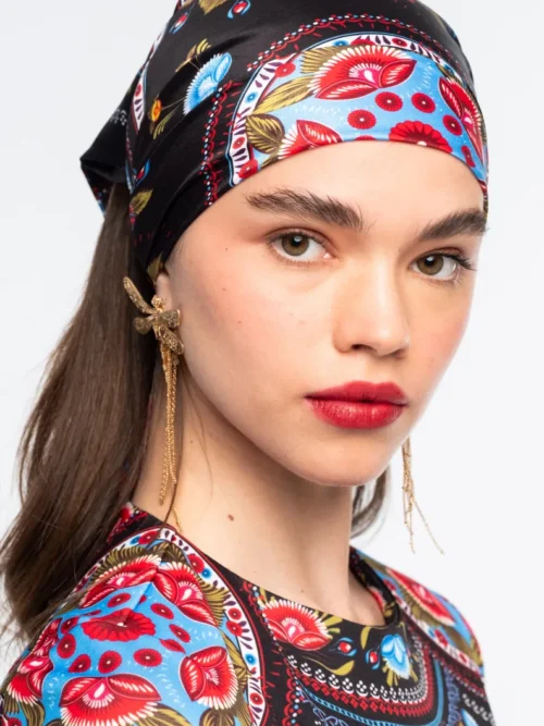 Το Essence Scarf της Peace + Chaos είναι ένα ιδιαίτερο σατέν μαντήλι που συνδυάζει κομψότητα και artistic αισθητική. Το ξεχωριστό print παρουσιάζει stylised floral μοτίβα και medallions, τα οποία περιβάλλονται από διακοσμητικά borders. Παράλληλα, το μαύρο φόντο δημιουργεί μια μυστηριώδη ατμόσφαιρα και κάνει τα μοτίβα να ξεχωρίζουν.