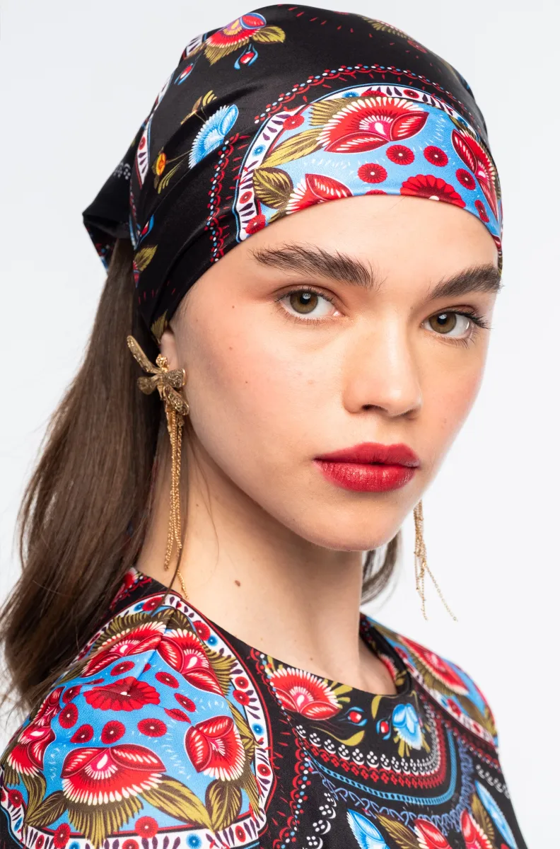 Το Essence Scarf της Peace + Chaos είναι ένα ιδιαίτερο σατέν μαντήλι που συνδυάζει κομψότητα και artistic αισθητική. Το ξεχωριστό print παρουσιάζει stylised floral μοτίβα και medallions, τα οποία περιβάλλονται από διακοσμητικά borders. Παράλληλα, το μαύρο φόντο δημιουργεί μια μυστηριώδη ατμόσφαιρα και κάνει τα μοτίβα να ξεχωρίζουν.