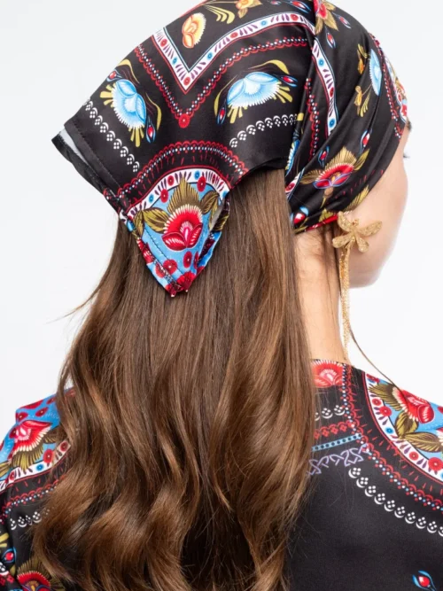 Το Essence Scarf της Peace + Chaos είναι ένα ιδιαίτερο σατέν μαντήλι που συνδυάζει κομψότητα και artistic αισθητική. Το ξεχωριστό print παρουσιάζει stylised floral μοτίβα και medallions, τα οποία περιβάλλονται από διακοσμητικά borders. Παράλληλα, το μαύρο φόντο δημιουργεί μια μυστηριώδη ατμόσφαιρα και κάνει τα μοτίβα να ξεχωρίζουν.