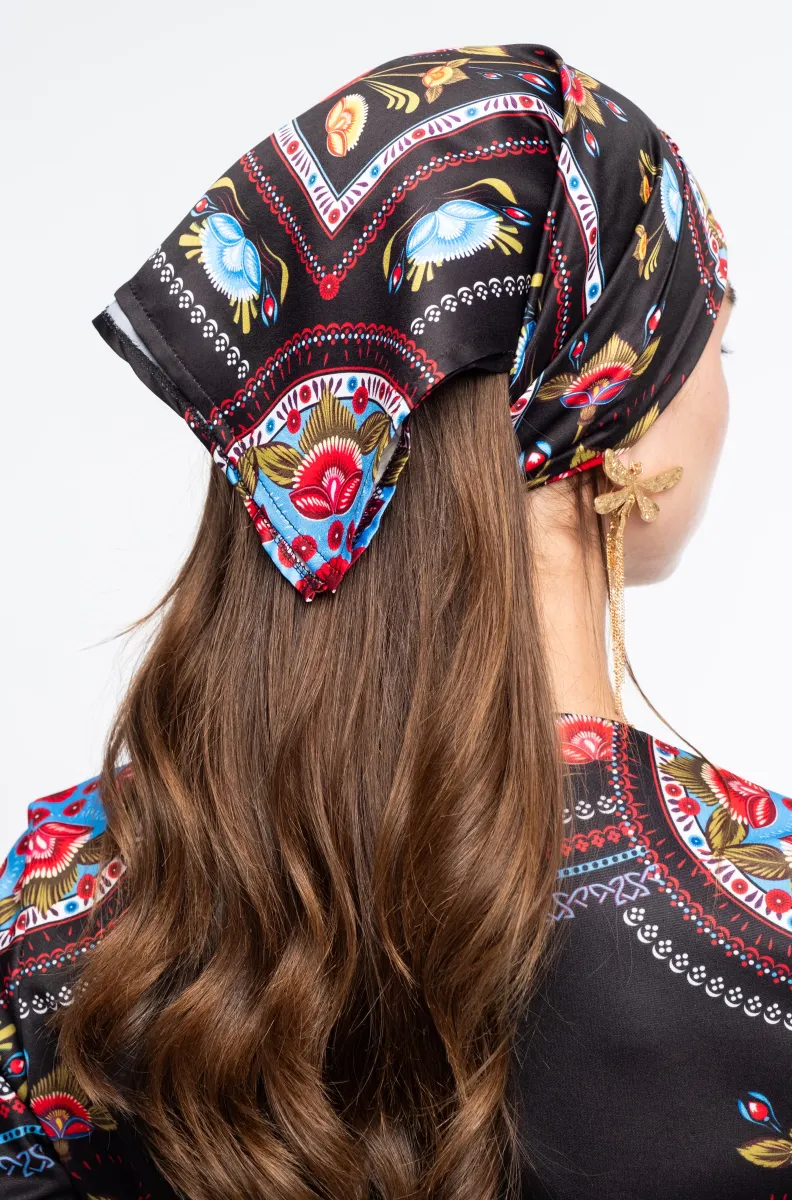 Το Essence Scarf της Peace + Chaos είναι ένα ιδιαίτερο σατέν μαντήλι που συνδυάζει κομψότητα και artistic αισθητική. Το ξεχωριστό print παρουσιάζει stylised floral μοτίβα και medallions, τα οποία περιβάλλονται από διακοσμητικά borders. Παράλληλα, το μαύρο φόντο δημιουργεί μια μυστηριώδη ατμόσφαιρα και κάνει τα μοτίβα να ξεχωρίζουν.
