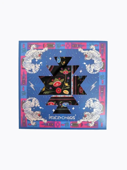 Το Essence Scarf της Peace + Chaos είναι ένα ιδιαίτερο σατέν μαντήλι που συνδυάζει κομψότητα και artistic αισθητική. Το ξεχωριστό print παρουσιάζει stylised floral μοτίβα και medallions, τα οποία περιβάλλονται από διακοσμητικά borders. Παράλληλα, το μαύρο φόντο δημιουργεί μια μυστηριώδη ατμόσφαιρα και κάνει τα μοτίβα να ξεχωρίζουν.