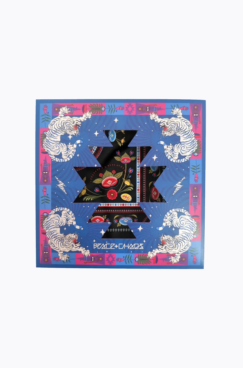 Το Essence Scarf της Peace + Chaos είναι ένα ιδιαίτερο σατέν μαντήλι που συνδυάζει κομψότητα και artistic αισθητική. Το ξεχωριστό print παρουσιάζει stylised floral μοτίβα και medallions, τα οποία περιβάλλονται από διακοσμητικά borders. Παράλληλα, το μαύρο φόντο δημιουργεί μια μυστηριώδη ατμόσφαιρα και κάνει τα μοτίβα να ξεχωρίζουν.