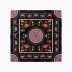 Το Essence Scarf της Peace + Chaos είναι ένα ιδιαίτερο σατέν μαντήλι που συνδυάζει κομψότητα και artistic αισθητική. Το ξεχωριστό print παρουσιάζει stylised floral μοτίβα και medallions, τα οποία περιβάλλονται από διακοσμητικά borders. Παράλληλα, το μαύρο φόντο δημιουργεί μια μυστηριώδη ατμόσφαιρα και κάνει τα μοτίβα να ξεχωρίζουν.
