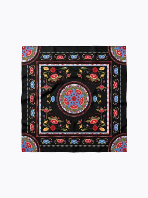 Το Essence Scarf της Peace + Chaos είναι ένα ιδιαίτερο σατέν μαντήλι που συνδυάζει κομψότητα και artistic αισθητική. Το ξεχωριστό print παρουσιάζει stylised floral μοτίβα και medallions, τα οποία περιβάλλονται από διακοσμητικά borders. Παράλληλα, το μαύρο φόντο δημιουργεί μια μυστηριώδη ατμόσφαιρα και κάνει τα μοτίβα να ξεχωρίζουν.