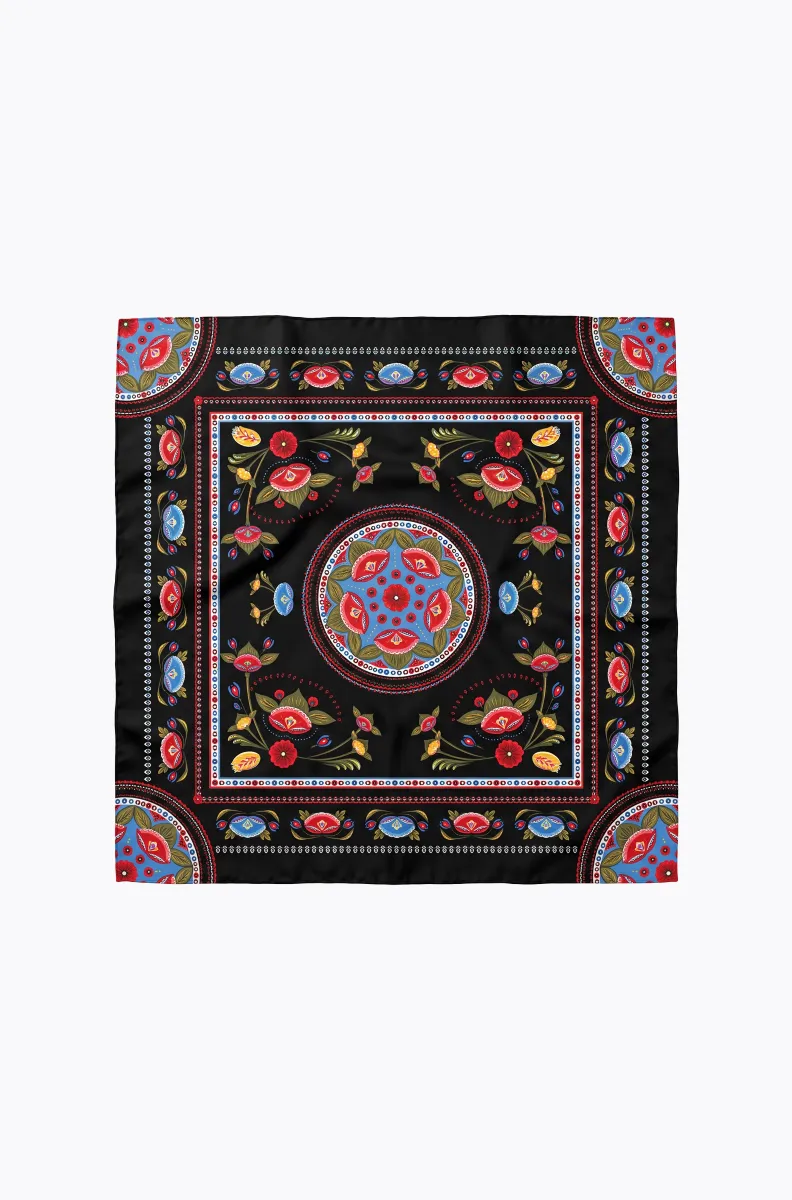 w26004b_scarf Το Essence Scarf της Peace + Chaos είναι ένα ιδιαίτερο σατέν μαντήλι που συνδυάζει κομψότητα και artistic αισθητική. Το ξεχωριστό print παρουσιάζει stylised floral μοτίβα και medallions, τα οποία περιβάλλονται από διακοσμητικά borders. Παράλληλα, το μαύρο φόντο δημιουργεί μια μυστηριώδη ατμόσφαιρα και κάνει τα μοτίβα να ξεχωρίζουν.