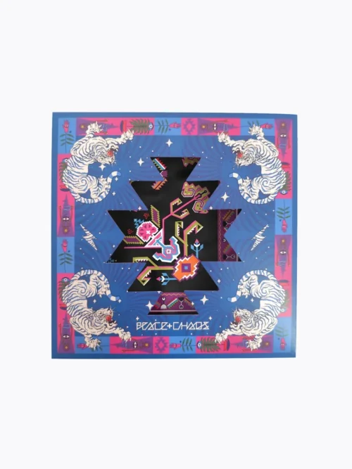 Το Emblem Scarf της Peace + Chaos είναι ένα εντυπωσιακό σατέν μαντήλι με ιδιαίτερο placement print, εμπνευσμένο από τη λαϊκή τέχνη και τα παραδοσιακά κεντήματα. Οι designers του brand επανασχεδιάζουν ψηφιακά τα χαρακτηριστικά folk-art μοτίβα και δημιουργούν ένα ξεχωριστό σχέδιο με έντονες χρωματικές αντιθέσεις πάνω σε πλούσιο μαύρο φόντο.
