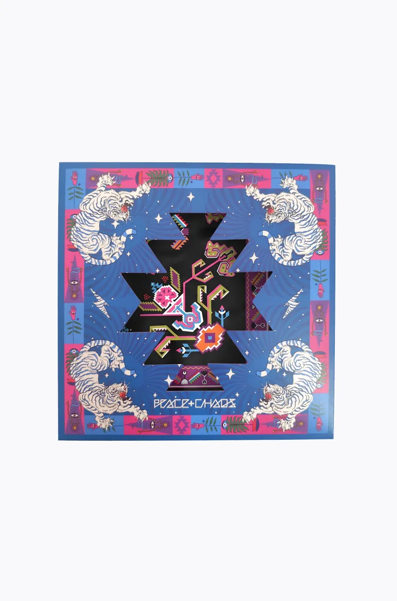 Το Emblem Scarf της Peace + Chaos είναι ένα εντυπωσιακό σατέν μαντήλι με ιδιαίτερο placement print, εμπνευσμένο από τη λαϊκή τέχνη και τα παραδοσιακά κεντήματα. Οι designers του brand επανασχεδιάζουν ψηφιακά τα χαρακτηριστικά folk-art μοτίβα και δημιουργούν ένα ξεχωριστό σχέδιο με έντονες χρωματικές αντιθέσεις πάνω σε πλούσιο μαύρο φόντο.