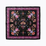 Το Emblem Scarf της Peace + Chaos είναι ένα εντυπωσιακό σατέν μαντήλι με ιδιαίτερο placement print, εμπνευσμένο από τη λαϊκή τέχνη και τα παραδοσιακά κεντήματα. Οι designers του brand επανασχεδιάζουν ψηφιακά τα χαρακτηριστικά folk-art μοτίβα και δημιουργούν ένα ξεχωριστό σχέδιο με έντονες χρωματικές αντιθέσεις πάνω σε πλούσιο μαύρο φόντο.