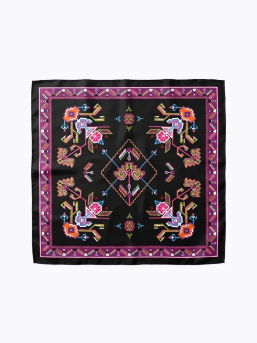 Το Emblem Scarf της Peace + Chaos είναι ένα εντυπωσιακό σατέν μαντήλι με ιδιαίτερο placement print, εμπνευσμένο από τη λαϊκή τέχνη και τα παραδοσιακά κεντήματα. Οι designers του brand επανασχεδιάζουν ψηφιακά τα χαρακτηριστικά folk-art μοτίβα και δημιουργούν ένα ξεχωριστό σχέδιο με έντονες χρωματικές αντιθέσεις πάνω σε πλούσιο μαύρο φόντο.