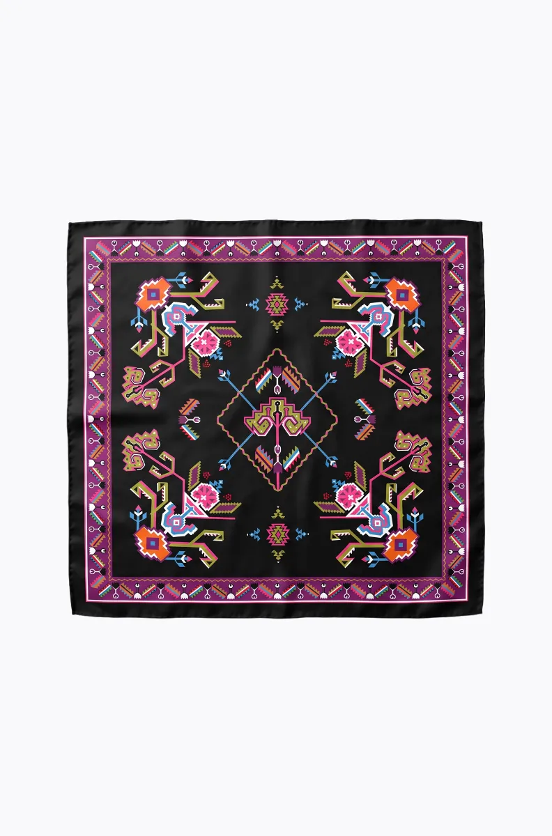 w26004c_scarf Το Emblem Scarf της Peace + Chaos είναι ένα εντυπωσιακό σατέν μαντήλι με ιδιαίτερο placement print, εμπνευσμένο από τη λαϊκή τέχνη και τα παραδοσιακά κεντήματα. Οι designers του brand επανασχεδιάζουν ψηφιακά τα χαρακτηριστικά folk-art μοτίβα και δημιουργούν ένα ξεχωριστό σχέδιο με έντονες χρωματικές αντιθέσεις πάνω σε πλούσιο μαύρο φόντο.