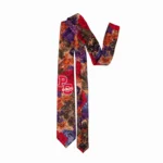 Η Tapestry Tie της Peace + Chaos συνδυάζει επιρροές από το ανδρικό tailoring με θηλυκά floral μοτίβα και varsity στοιχεία. Έτσι, ένα κλασικό αξεσουάρ αποκτά σύγχρονο χαρακτήρα και ξεχωριστή fashion αισθητική.