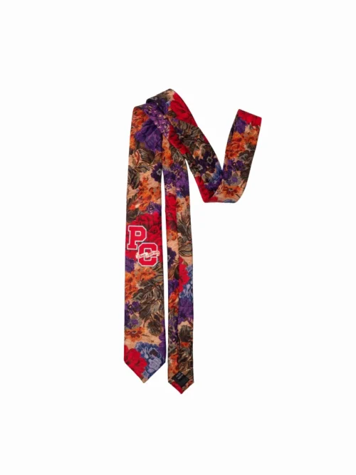 Η Tapestry Tie της Peace + Chaos συνδυάζει επιρροές από το ανδρικό tailoring με θηλυκά floral μοτίβα και varsity στοιχεία. Έτσι, ένα κλασικό αξεσουάρ αποκτά σύγχρονο χαρακτήρα και ξεχωριστή fashion αισθητική.