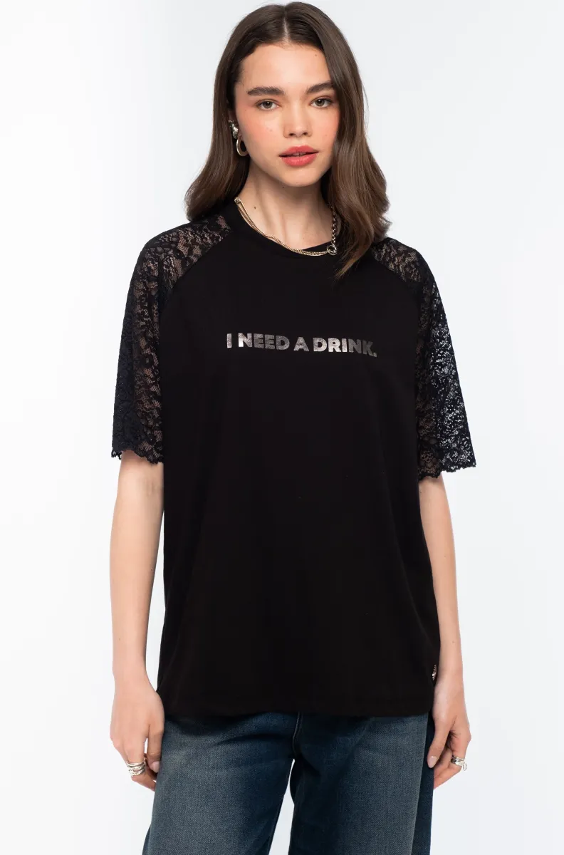 w26200_6 Το Icon T-Shirt συνδυάζει το διαχρονικό μαύρο βαμβακερό ύφασμα με ιδιαίτερες λεπτομέρειες από δαντέλα και ένα ξεχωριστό foil print που αναγράφει “I need a drink”.