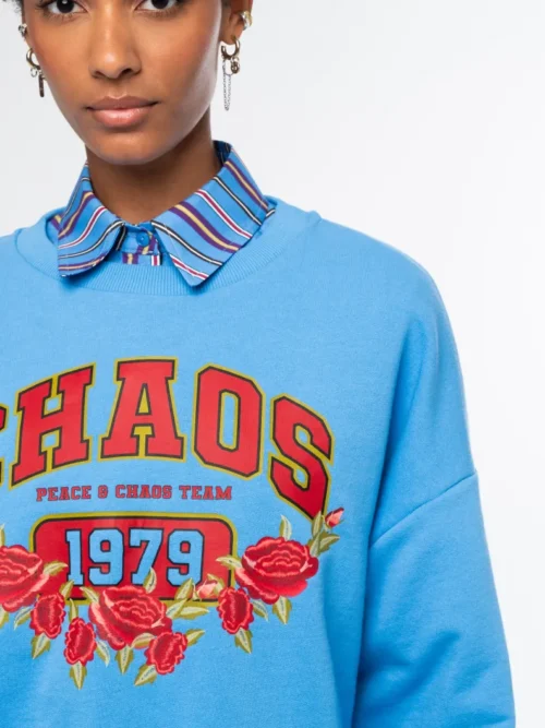 Το Old-School Sweater συνδυάζει την κλασική αισθητική ενός sweatshirt με τις χαρακτηριστικές σχεδιαστικές λεπτομέρειες της Peace + Chaos. Ένα διαχρονικό κομμάτι για τη φθινοπωρινή γκαρνταρόμπα, σχεδιασμένο να ξεχωρίζει μέσα από το ιδιαίτερο print και τις έντονες χρωματικές λεπτομέρειες.