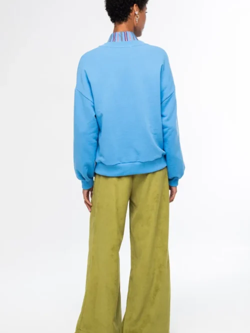 Το Old-School Sweater συνδυάζει την κλασική αισθητική ενός sweatshirt με τις χαρακτηριστικές σχεδιαστικές λεπτομέρειες της Peace + Chaos. Ένα διαχρονικό κομμάτι για τη φθινοπωρινή γκαρνταρόμπα, σχεδιασμένο να ξεχωρίζει μέσα από το ιδιαίτερο print και τις έντονες χρωματικές λεπτομέρειες.