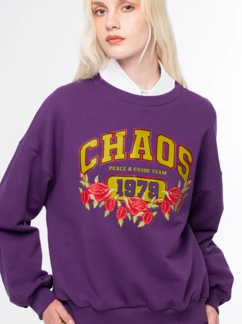 Το Old-School Sweater συνδυάζει την κλασική αισθητική ενός sweatshirt με τις χαρακτηριστικές σχεδιαστικές λεπτομέρειες της Peace + Chaos. Ένα διαχρονικό κομμάτι για τη φθινοπωρινή γκαρνταρόμπα, σχεδιασμένο να ξεχωρίζει μέσα από το ιδιαίτερο print και τις έντονες χρωματικές λεπτομέρειες.