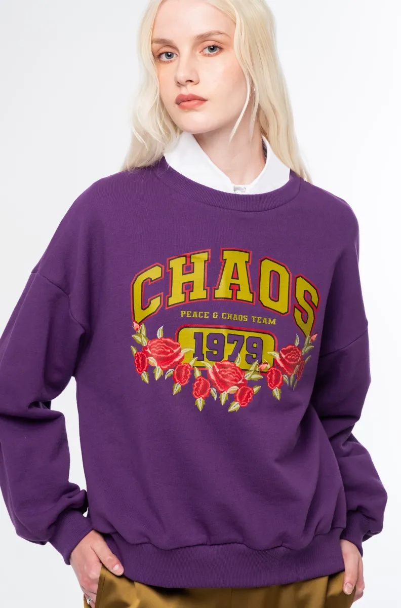 w26201_5_1_1 Το Old-School Sweater συνδυάζει την κλασική αισθητική ενός sweatshirt με τις χαρακτηριστικές σχεδιαστικές λεπτομέρειες της Peace + Chaos. Ένα διαχρονικό κομμάτι για τη φθινοπωρινή γκαρνταρόμπα, σχεδιασμένο να ξεχωρίζει μέσα από το ιδιαίτερο print και τις έντονες χρωματικές λεπτομέρειες.