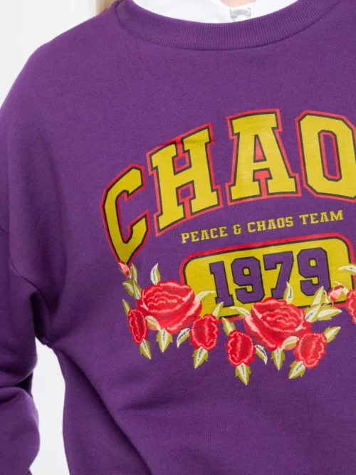 Το Old-School Sweater συνδυάζει την κλασική αισθητική ενός sweatshirt με τις χαρακτηριστικές σχεδιαστικές λεπτομέρειες της Peace + Chaos. Ένα διαχρονικό κομμάτι για τη φθινοπωρινή γκαρνταρόμπα, σχεδιασμένο να ξεχωρίζει μέσα από το ιδιαίτερο print και τις έντονες χρωματικές λεπτομέρειες.