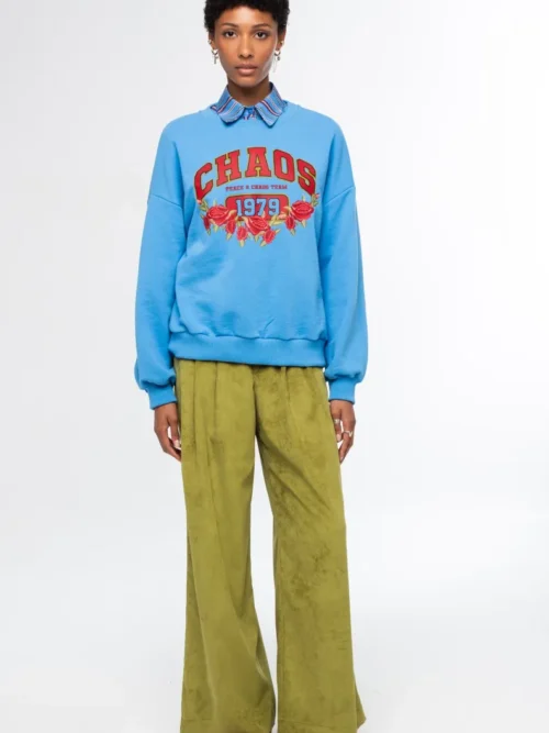 Το Old-School Sweater συνδυάζει την κλασική αισθητική ενός sweatshirt με τις χαρακτηριστικές σχεδιαστικές λεπτομέρειες της Peace + Chaos. Ένα διαχρονικό κομμάτι για τη φθινοπωρινή γκαρνταρόμπα, σχεδιασμένο να ξεχωρίζει μέσα από το ιδιαίτερο print και τις έντονες χρωματικές λεπτομέρειες.