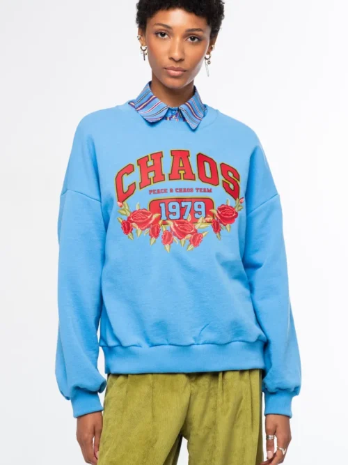 Το Old-School Sweater συνδυάζει την κλασική αισθητική ενός sweatshirt με τις χαρακτηριστικές σχεδιαστικές λεπτομέρειες της Peace + Chaos. Ένα διαχρονικό κομμάτι για τη φθινοπωρινή γκαρνταρόμπα, σχεδιασμένο να ξεχωρίζει μέσα από το ιδιαίτερο print και τις έντονες χρωματικές λεπτομέρειες.