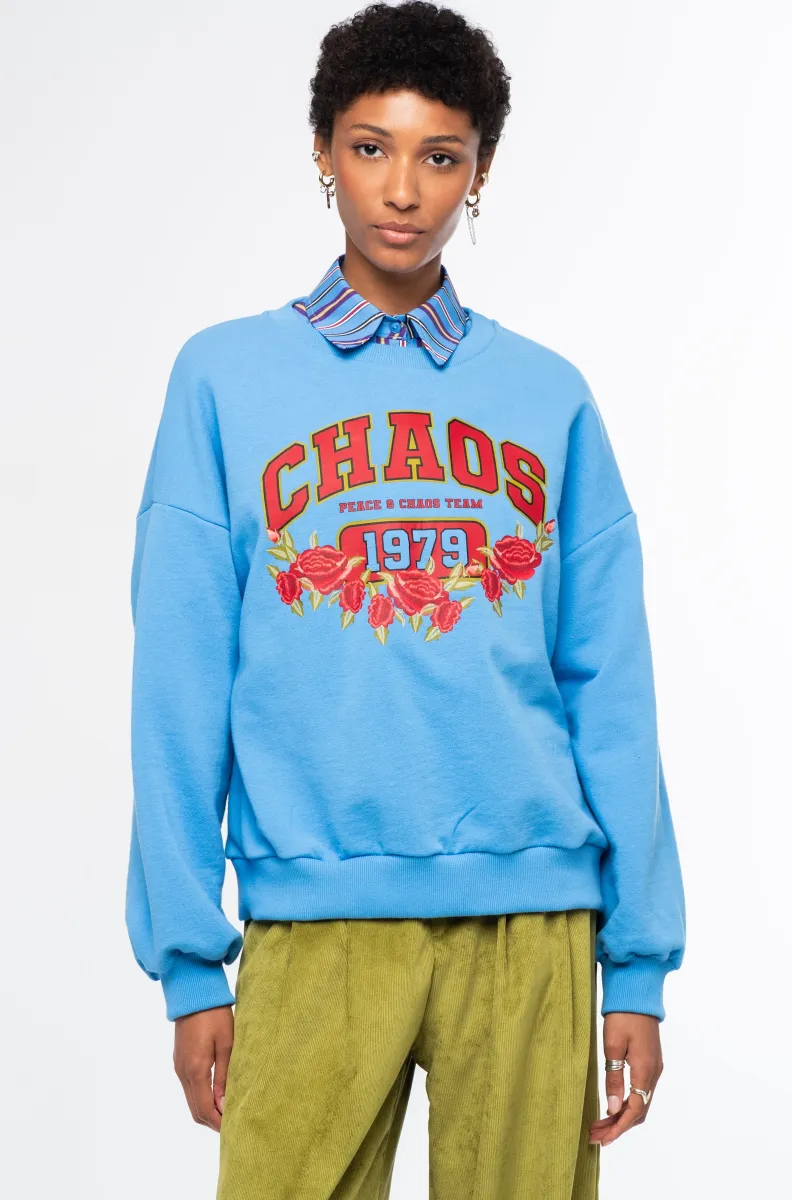 w26201_9_1 Το Old-School Sweater συνδυάζει την κλασική αισθητική ενός sweatshirt με τις χαρακτηριστικές σχεδιαστικές λεπτομέρειες της Peace + Chaos. Ένα διαχρονικό κομμάτι για τη φθινοπωρινή γκαρνταρόμπα, σχεδιασμένο να ξεχωρίζει μέσα από το ιδιαίτερο print και τις έντονες χρωματικές λεπτομέρειες.
