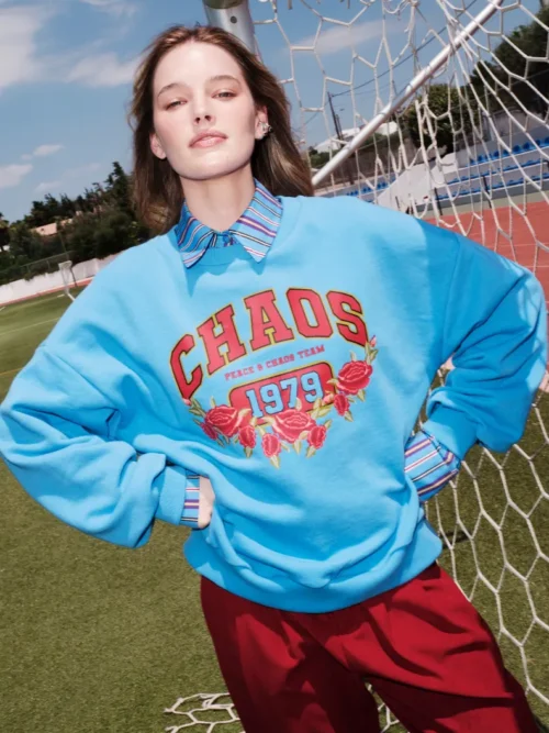 Το Old-School Sweater συνδυάζει την κλασική αισθητική ενός sweatshirt με τις χαρακτηριστικές σχεδιαστικές λεπτομέρειες της Peace + Chaos. Ένα διαχρονικό κομμάτι για τη φθινοπωρινή γκαρνταρόμπα, σχεδιασμένο να ξεχωρίζει μέσα από το ιδιαίτερο print και τις έντονες χρωματικές λεπτομέρειες.