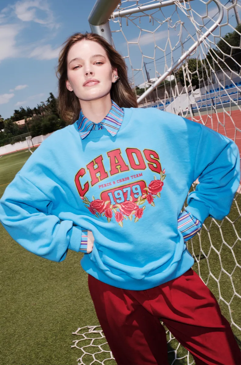 Το Old-School Sweater συνδυάζει την κλασική αισθητική ενός sweatshirt με τις χαρακτηριστικές σχεδιαστικές λεπτομέρειες της Peace + Chaos. Ένα διαχρονικό κομμάτι για τη φθινοπωρινή γκαρνταρόμπα, σχεδιασμένο να ξεχωρίζει μέσα από το ιδιαίτερο print και τις έντονες χρωματικές λεπτομέρειες.
