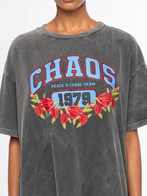 Το Old-School T-Shirt είναι ένα statement κομμάτι με casual αισθητική, σχεδιασμένο για άνετες καθημερινές εμφανίσεις. Κατασκευασμένο από sand-washed βαμβάκι, διαθέτει απαλή, ελαφρώς vintage υφή και oversized γραμμή για χαλαρή και σύγχρονη εφαρμογή.