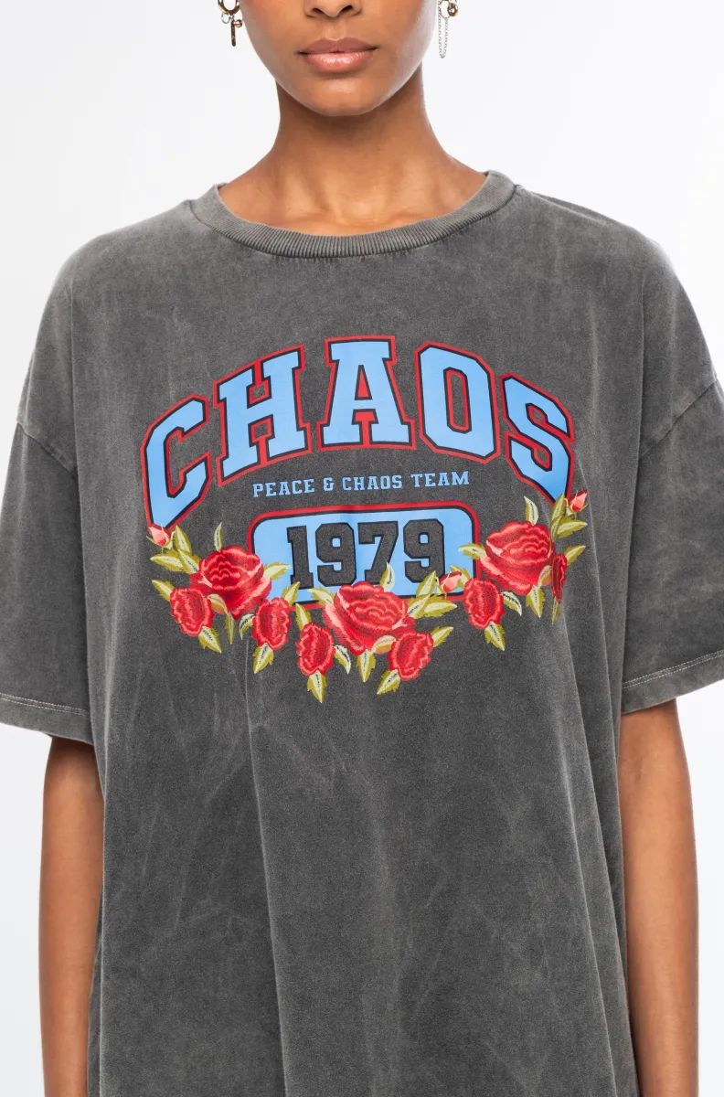 Το Old-School T-Shirt είναι ένα statement κομμάτι με casual αισθητική, σχεδιασμένο για άνετες καθημερινές εμφανίσεις. Κατασκευασμένο από sand-washed βαμβάκι, διαθέτει απαλή, ελαφρώς vintage υφή και oversized γραμμή για χαλαρή και σύγχρονη εφαρμογή.